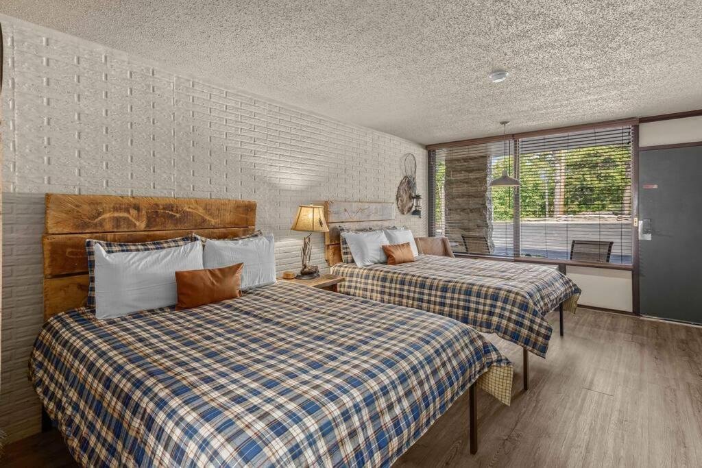 Stonegate Lodge 2 Queen Beds Fast Wifi 50" Tv Salt Water Pool Room #207 Eureka Springs Ngoại thất bức ảnh